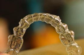 两岁半幼童每天戴12小时牙套？儿童牙齿过早矫正乱象调查