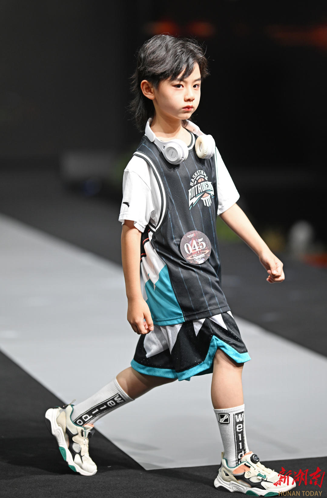 小模特舞台走秀 长沙国际少儿时装周暨砂之船第四届童模大赛决赛