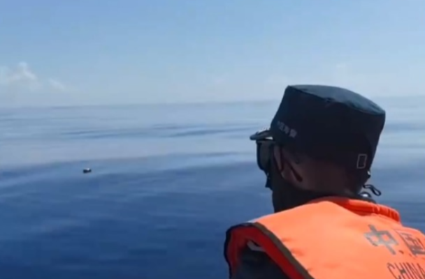 中国海警在仁爱礁邻近海域开展常态化执法及垃圾清理