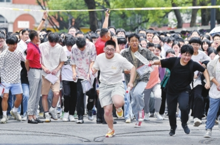 50.5万人参考 高考首日平安温馨