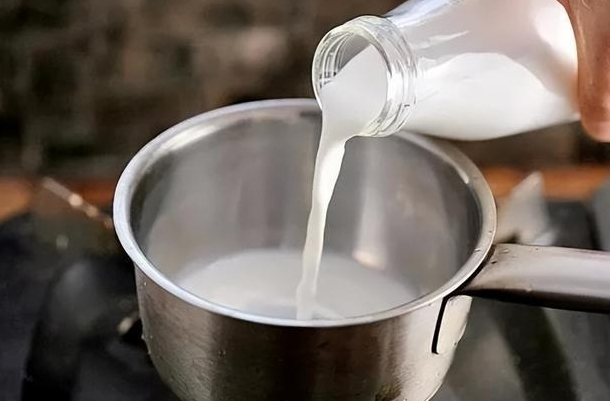 热牛奶要煮沸5分钟，牛奶表面那层皮要去掉……喝牛奶的3个误区，你中招了吗？｜吃出健康来