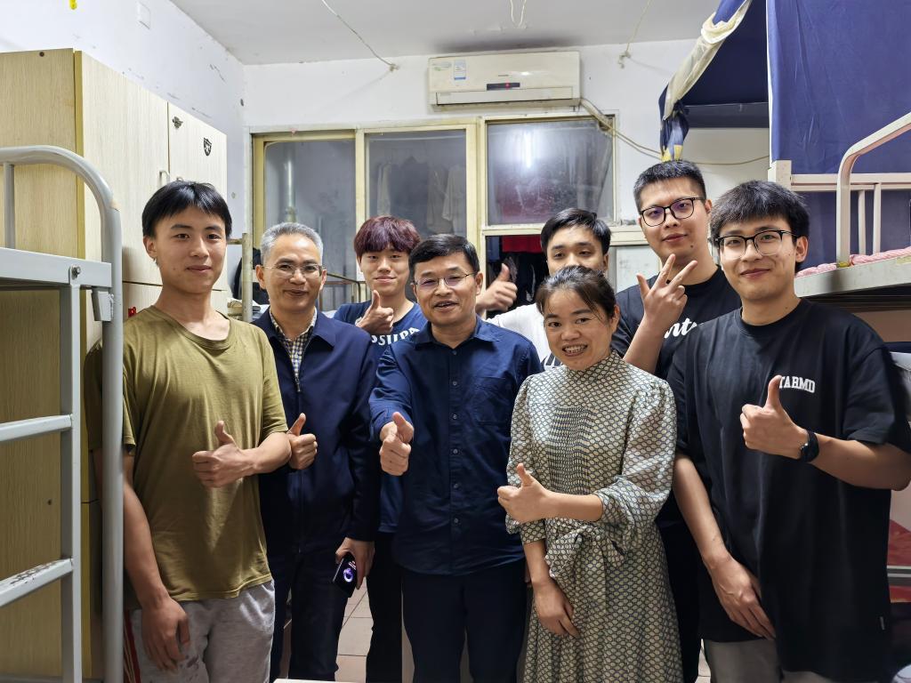 长沙民政职院党委书记走访学生公寓慰问毕业生