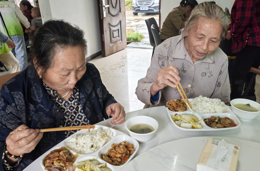 資興：長(zhǎng)者食堂吃出“幸福滋味”