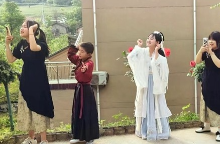 从嫌土到打call，小城青年为何“赤裸裸地”炫家乡