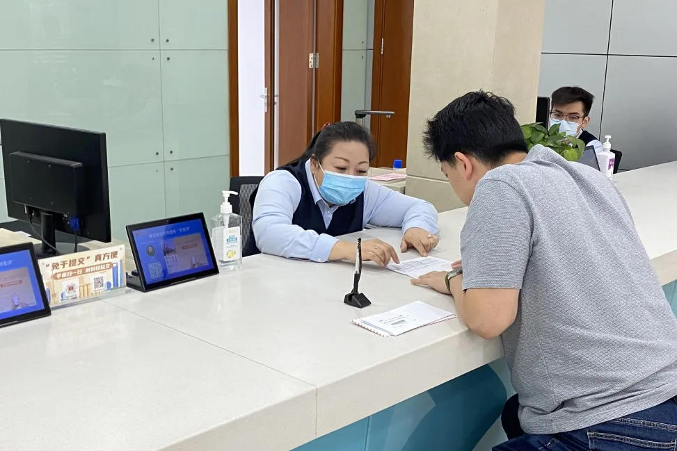 上海首张，新版外国人永久居留身份证申领的社保卡长什么样