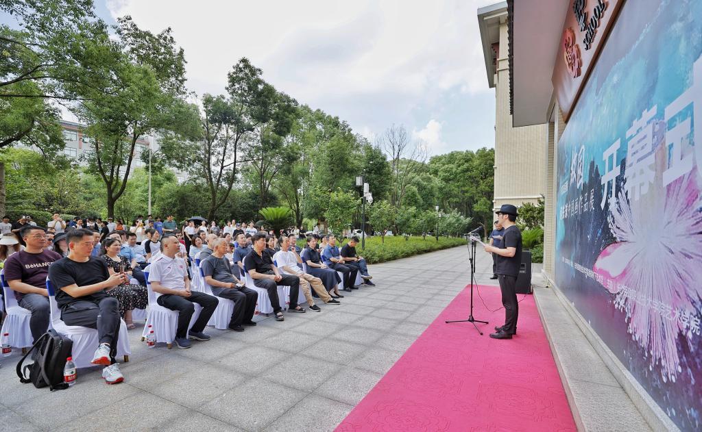 【校友回湘】“故園——何先球中國畫作品展”在長沙民政職院香樟樹下藝術(shù)館舉辦