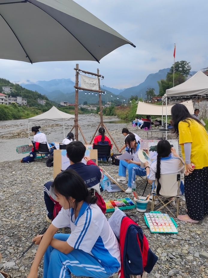 与自然相拥，与艺术相遇—龙山县第一职业中学工艺美术专业师生赴尖岩村写生活动