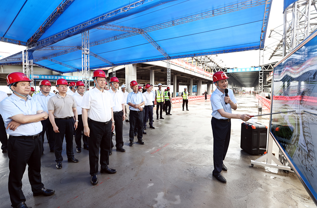 毛伟明在省机场集团调研