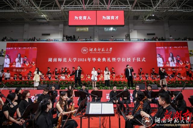 经武快评丨毕业季的仪式感，是回首繁花亦是抬头灿烂