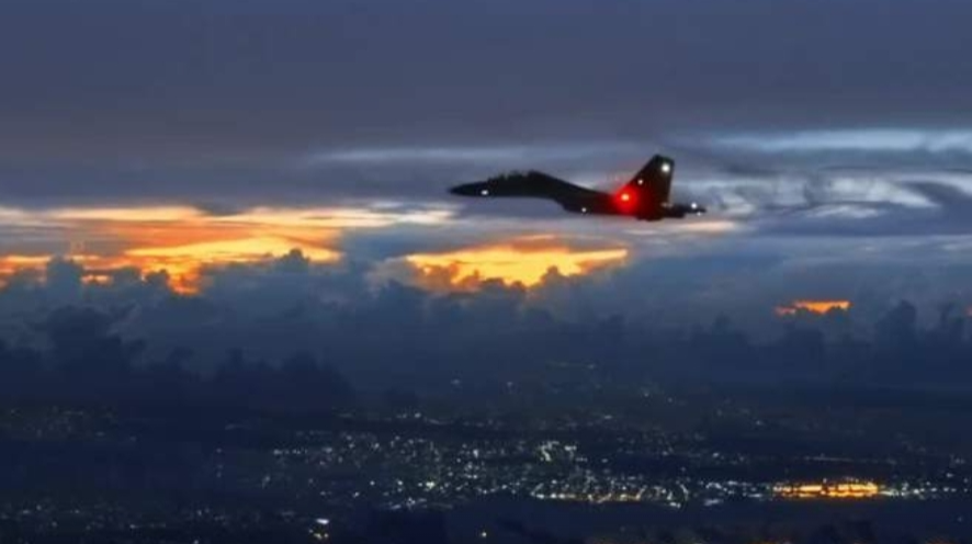 空军战机破晓巡航与霞光同框