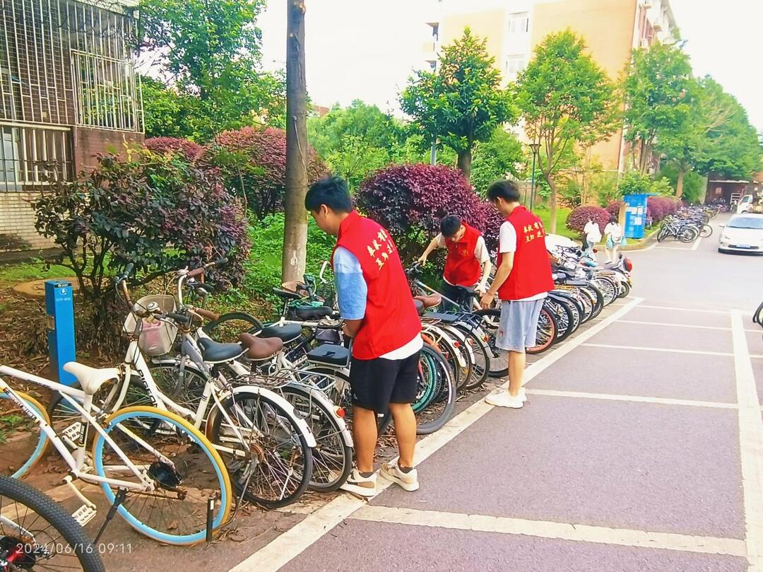 這群“紅馬甲”讓校園更美麗