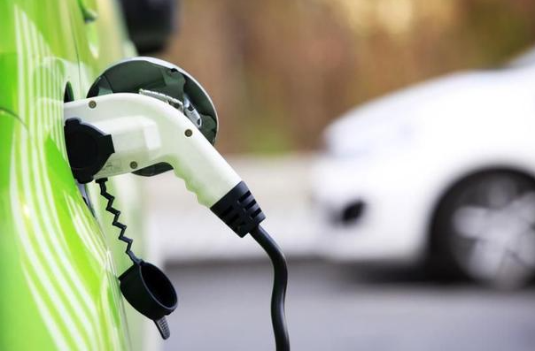 中汽协：前5个月新能源汽车国内销量同比增长35.9%