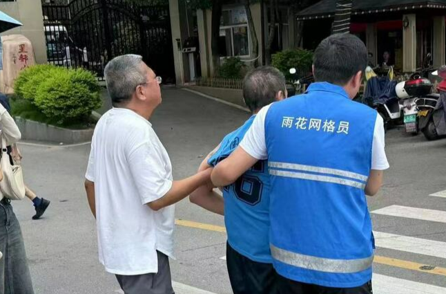 东塘社区：醉汉不知归路 “蓝马甲”暖心救助