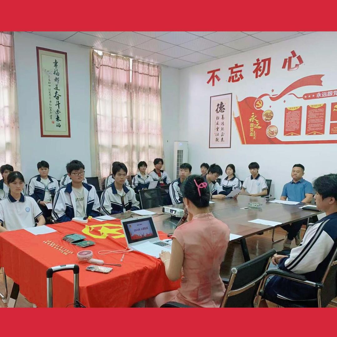 衡阳市蔡伦科技中等职业学校举行新团员入团仪式