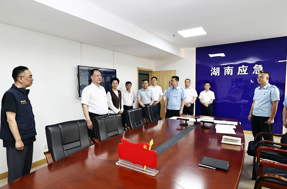 毛伟明在省防汛办慰问党员干部并会商防汛抗灾工作