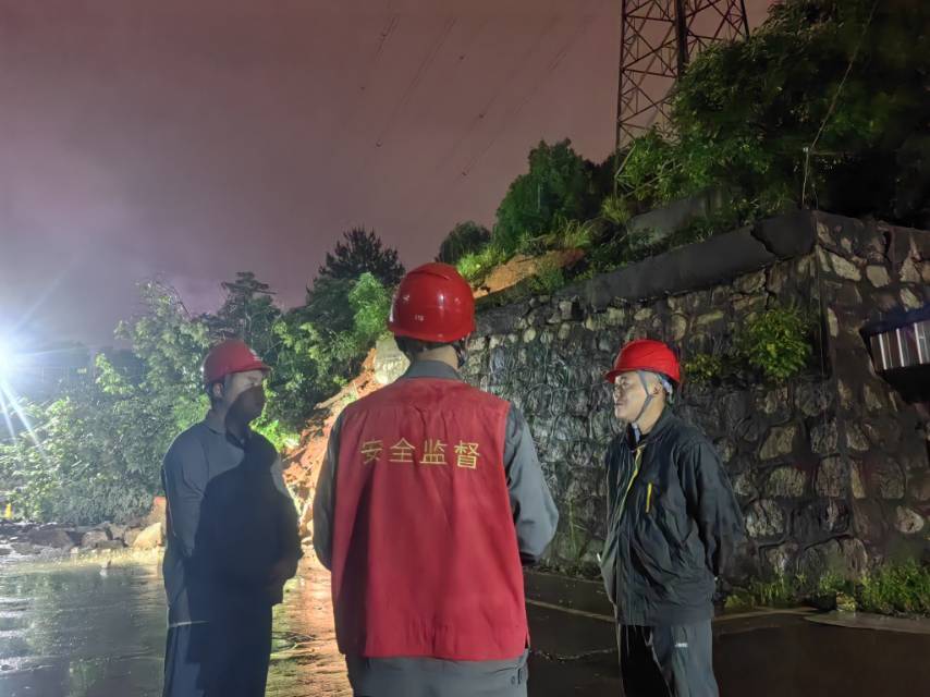 暴雨导致水土流失 长沙输电工人加强运维保供电