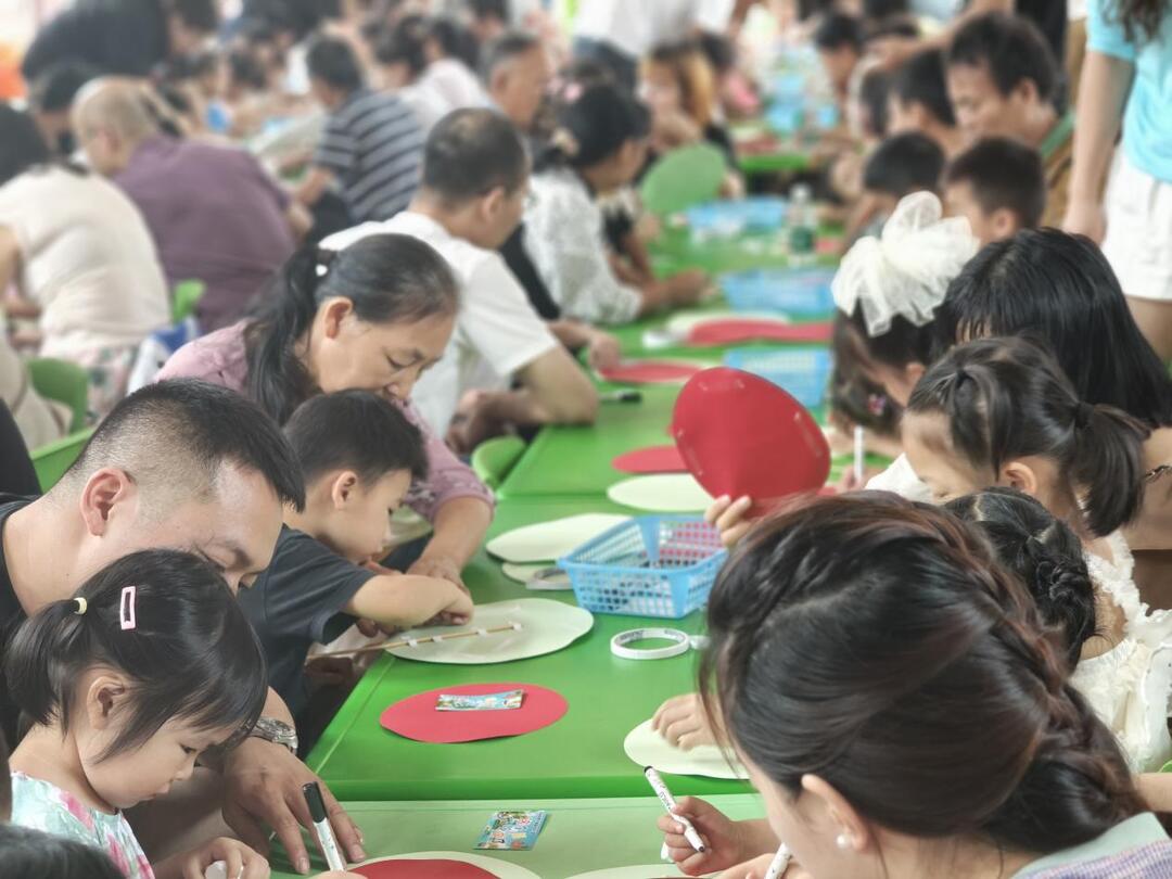 這個瓜我們吃定了——幼兒園期末親子游戲歡樂上演