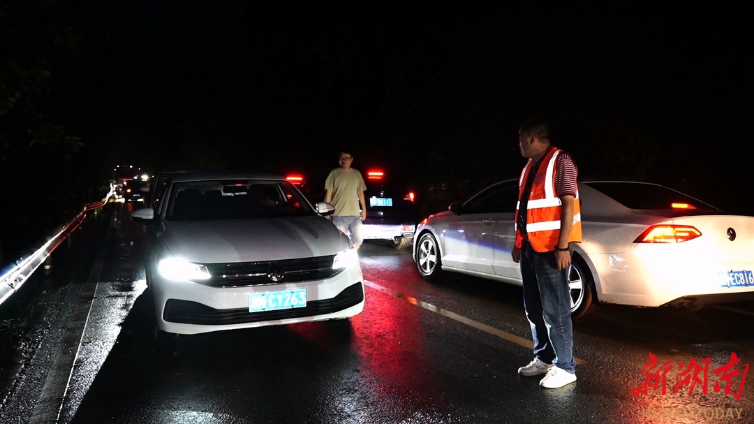 鶴城區(qū)全力搶修暴雨致山體滑坡受損道路