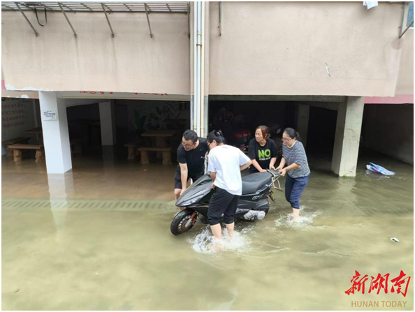 洪江區(qū)河濱路街道：挑重?fù)?dān)、當(dāng)先鋒、打頭陣 干群同心保家園