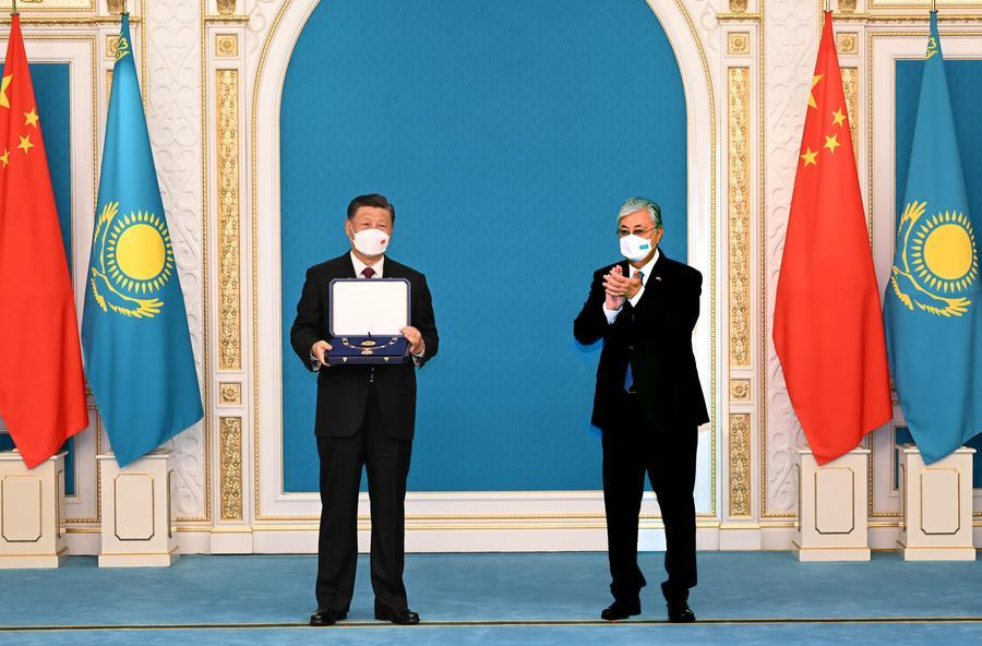 “像金鹰展翅高飞”——习近平和中哈友谊