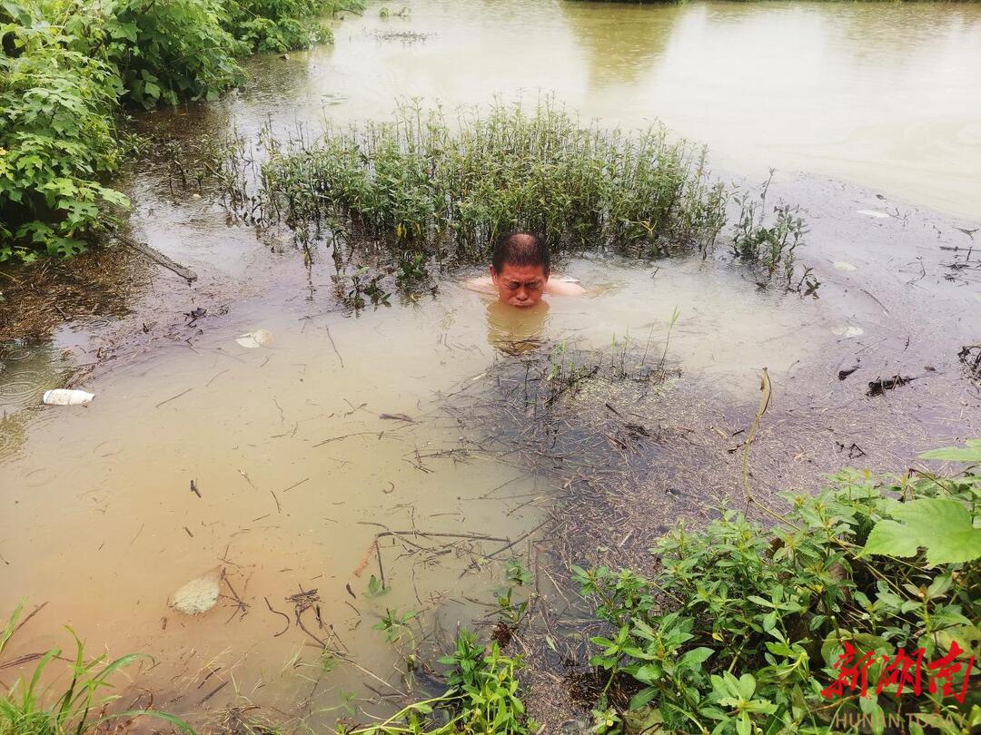 大雨中，他跳入水中疏通排水口