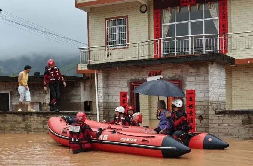 辛小湘丨“風雨大考”，始終將人民“置頂”