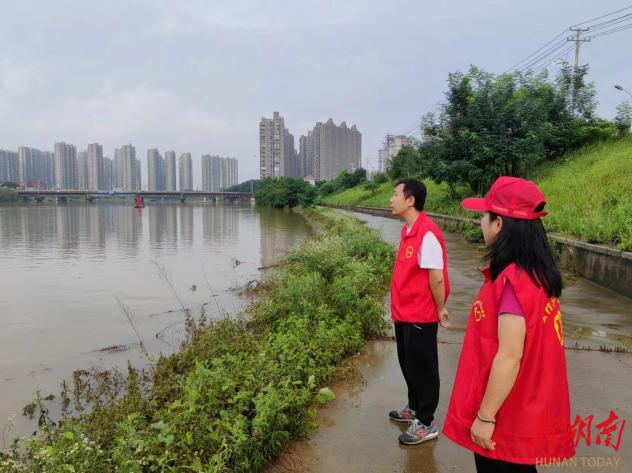 长沙金竹河社区：党员志愿者助力防汛和环境整治