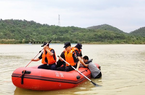 经武快评丨珍视暴雨洪流中的每一份温情与担当