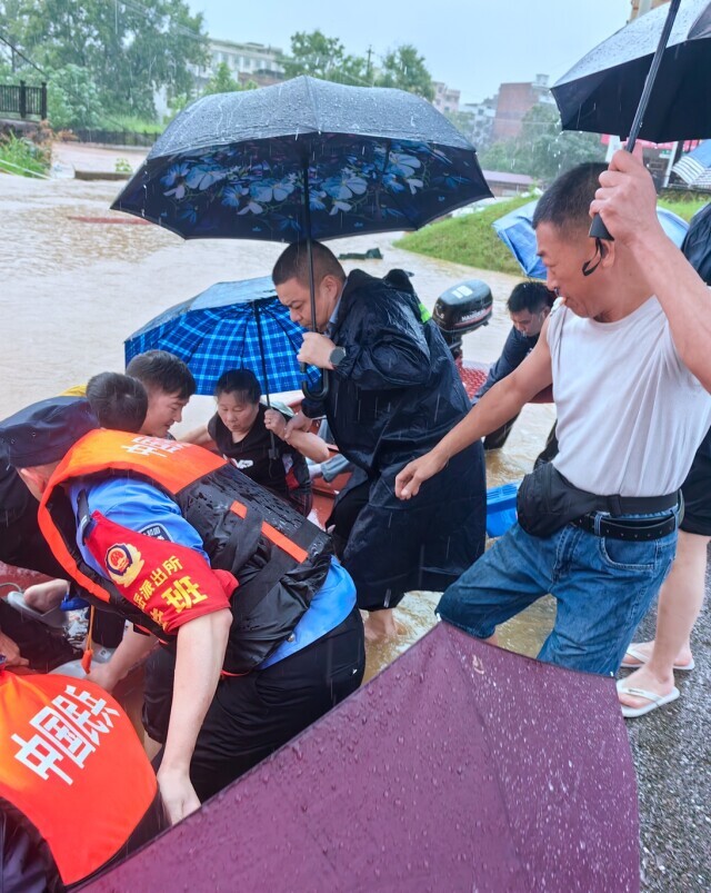 红色示范警队16 ｜救了212人，回来发现派出所被淹了