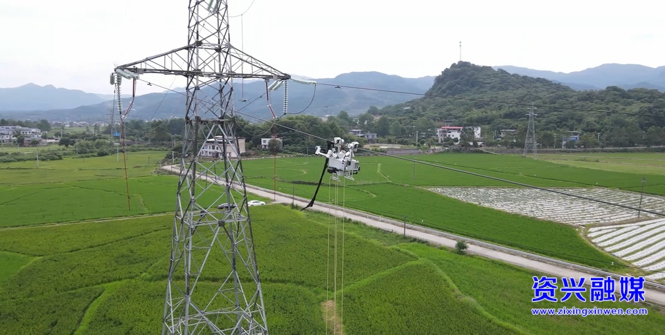 走基層·清夏 ▏國(guó)內(nèi)自主研發(fā)機(jī)器人 首次在資興完成帶電高空檢修