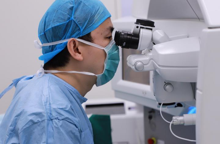 暑期又迎“摘镜潮”，这些事项要注意