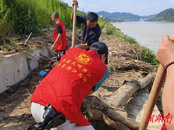 洪江区自然资源局：清理汛后河道垃圾，共护水清岸绿