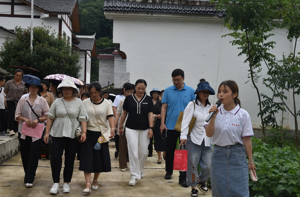 湘西州百余名女性致富带头人走进巾帼示范基地