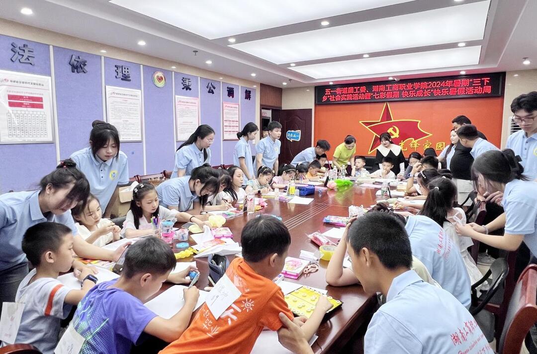 我在“三下乡” | 湖南工商职业学院实践团与童携手绘团扇，传承中国传统文化