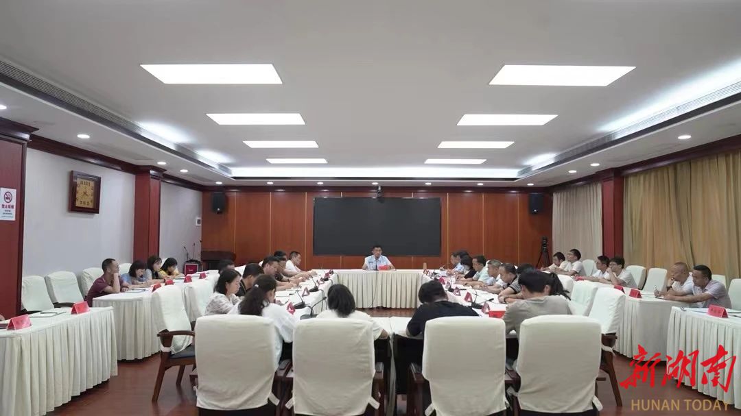 王启武参加基层党组织党纪学习教育座谈会