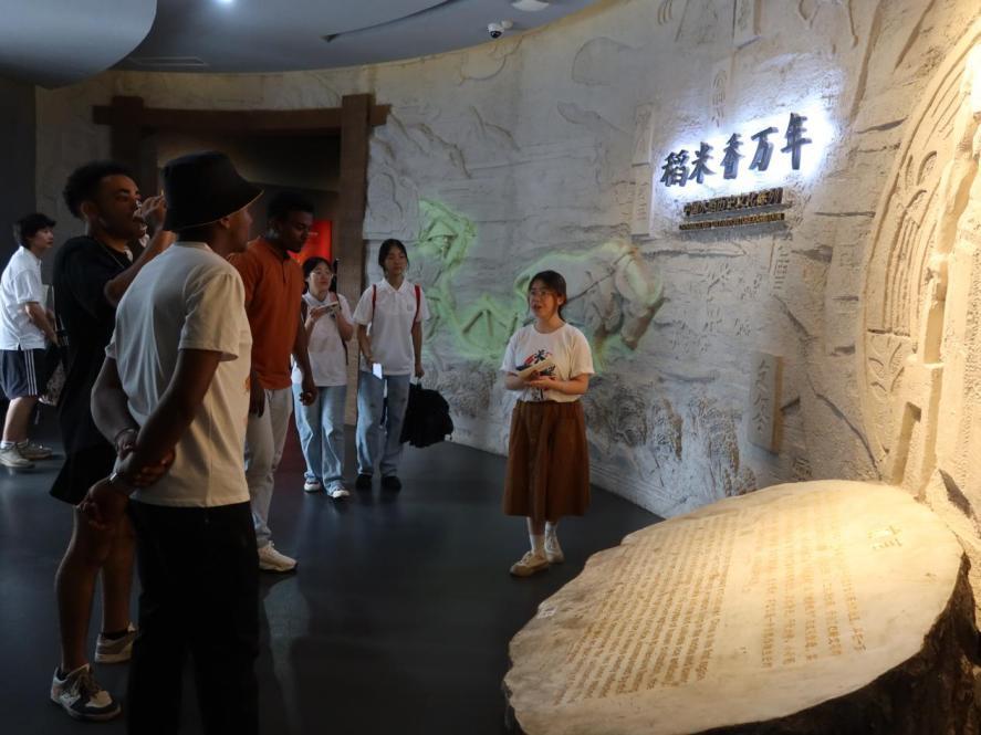 长理中外青年到隆平水稻博物馆参观学习