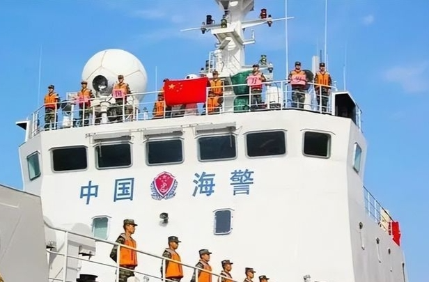 中国海警依法驱离日非法进入我钓鱼岛领海船只