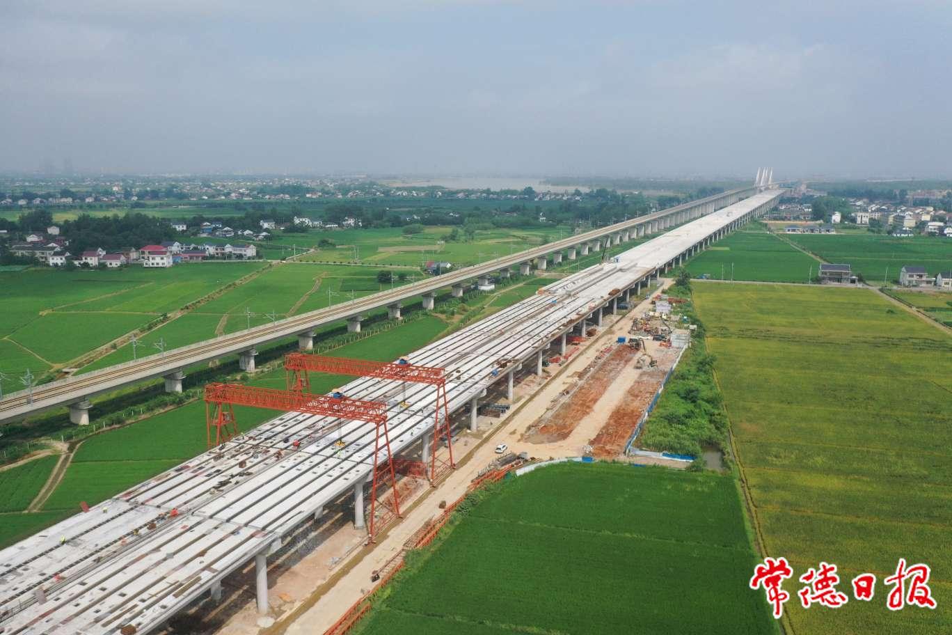 益常高速扩容工程汉寿南4号特大桥双幅贯通