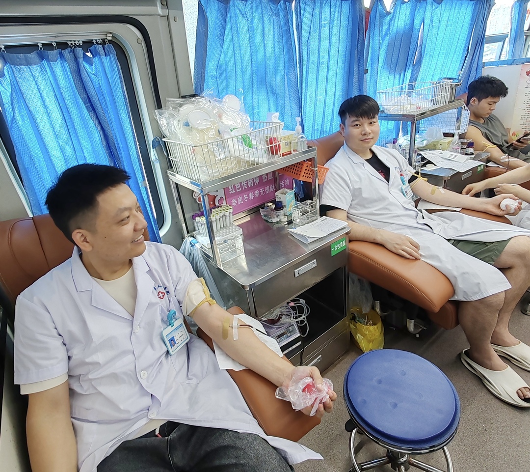 冷水江市人民医院开展职工无偿献血活动