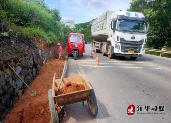 江华公路建设养护中心：清理路肩边沟 确保排水畅通