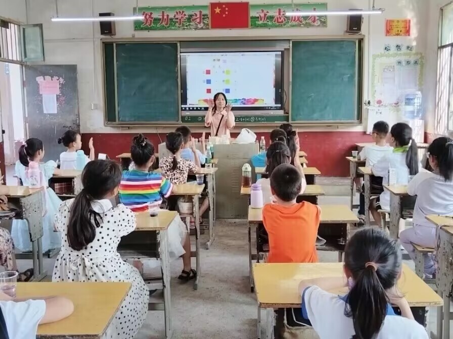 衡南县花桥联合学校带领学生体会科学之美