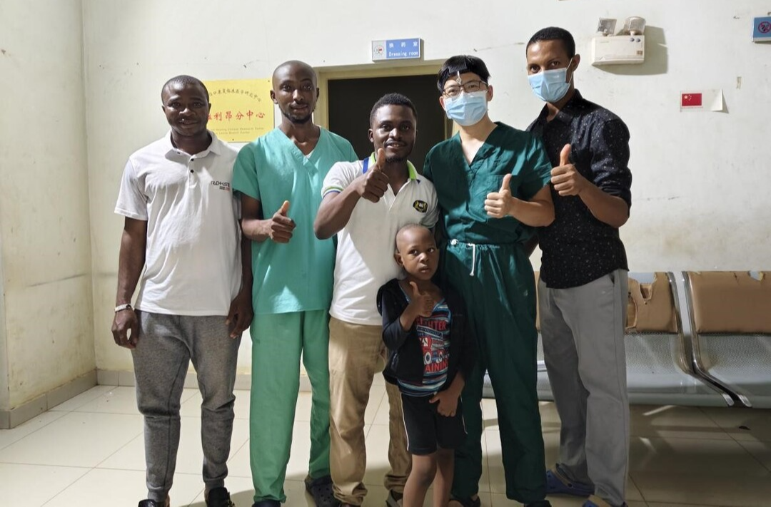 塞拉利昂5岁男童误吸异物 中国援塞医疗队医生巧制工具救助