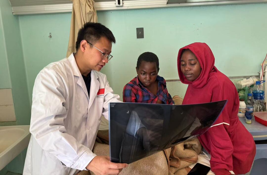 “迟到”的复位  中国援津医疗队让非洲骨折儿童重获新生
