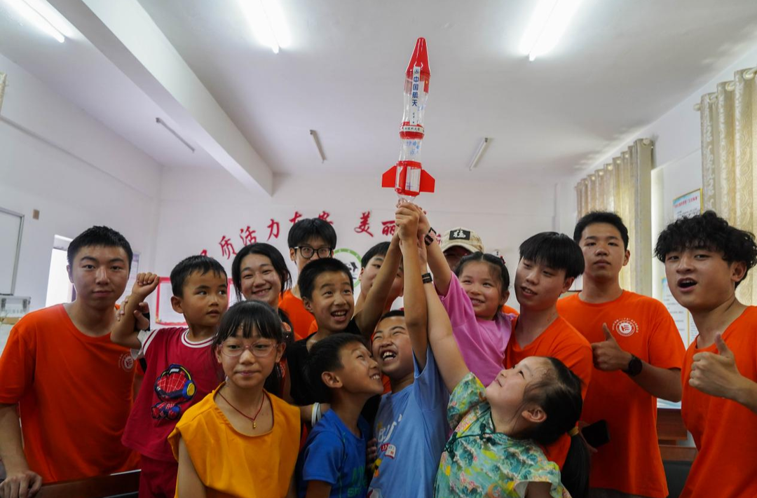 湖南工程学院电气与信息工程学院“三下乡”实践团队开展“星空无垠，梦想起航”科普活动
