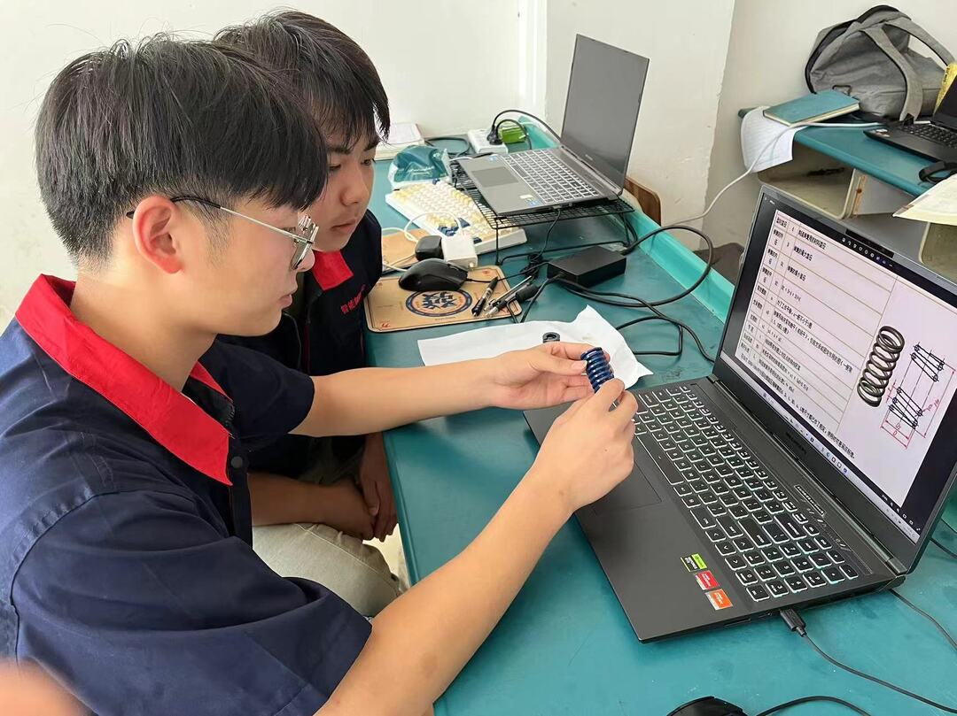 湖南财工职院学生团队成功研发高精高温弹性元件