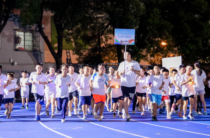 长沙350名中小学生走进百年名校快乐聚跑，为中国奥运健儿加油