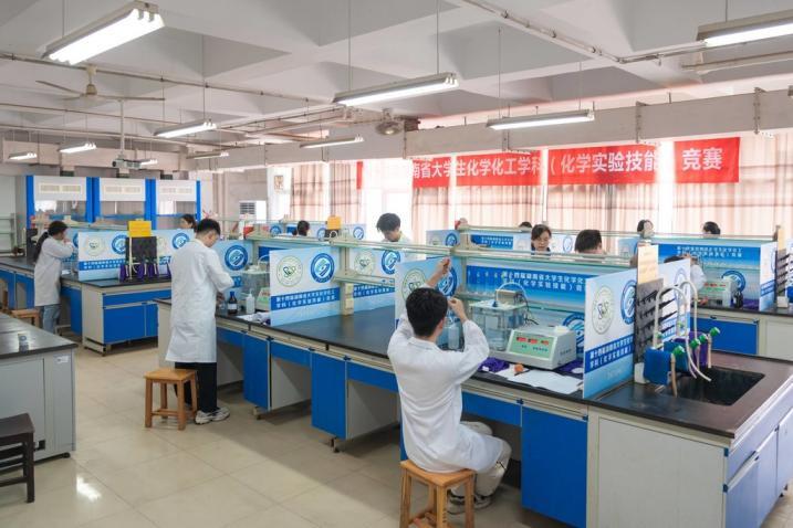 第十四届湖南省大学生化学化工学科竞赛顺利举办