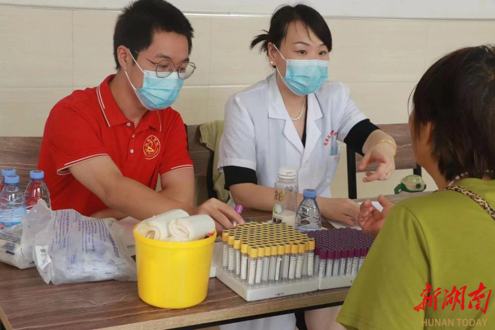 临澧二医为老年人免费体检，湖南文理学院志愿者来帮忙！
