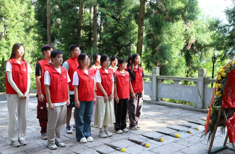湖南师范大学文学院暑期实践团到龙山茨岩塘开展爱国主义活动