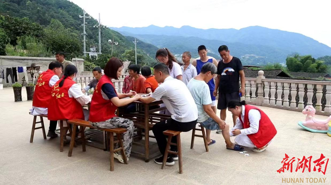 灾后防病：湖南中医附一团队走进受灾村庄巡诊送药